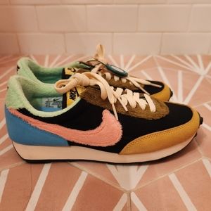 New Nike Daybreak Fur Pack Guava Ice Atomic Pink Size 7